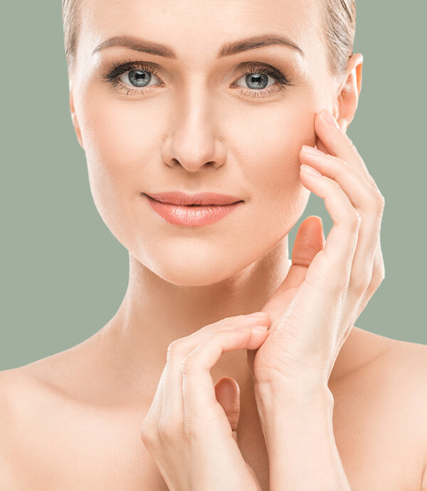 Gesichtsportrait junger Frau symbolisiert Radiesse®-Behandlung