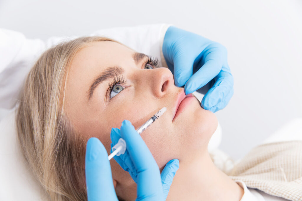 Frau während der Hyaluronsäure-Behandlung