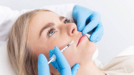 Frau während der Hyaluronsäure-Behandlung