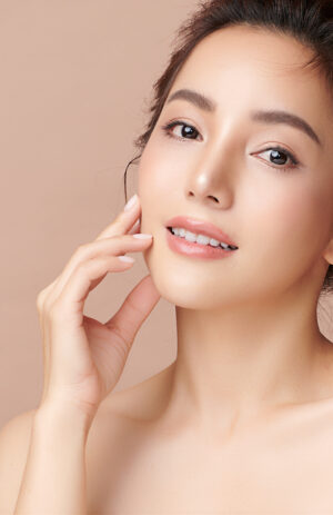 Frau nach Deep Plane Facelift Behandlung